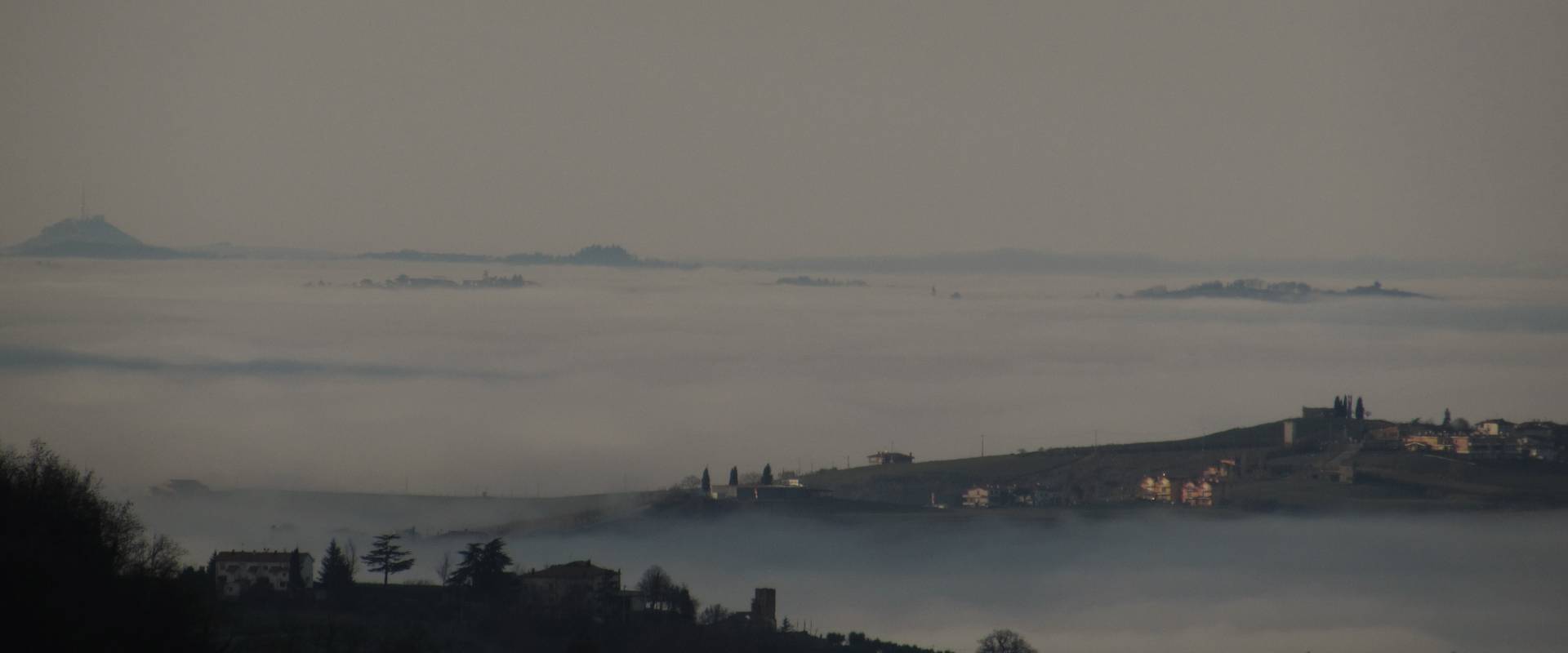 Una vista unica con la nebbia foto di Larabraga19